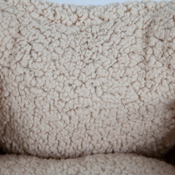 80135_AP_SelfWarming_Round_Cat_Bed_19in_CremeRed_FauxLambsWoolPlush_CloseUp